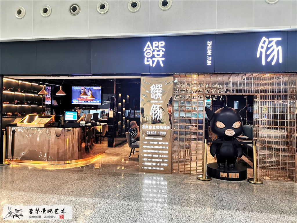 深圳玻璃钢雕塑，机场君悦餐厅企业公仔定制 (3)