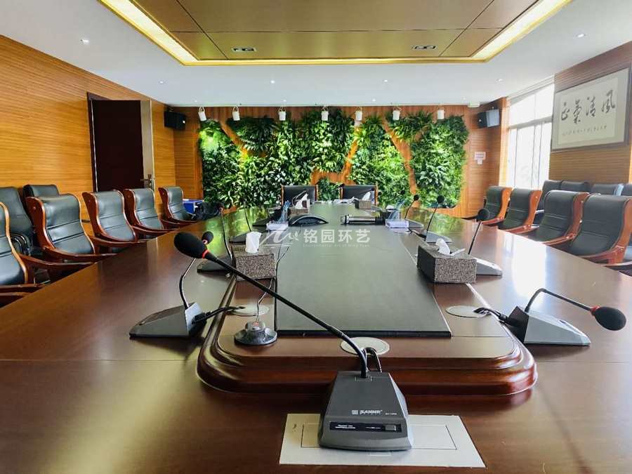 会议室植物墙，原木搭配绿植垂直绿化景观